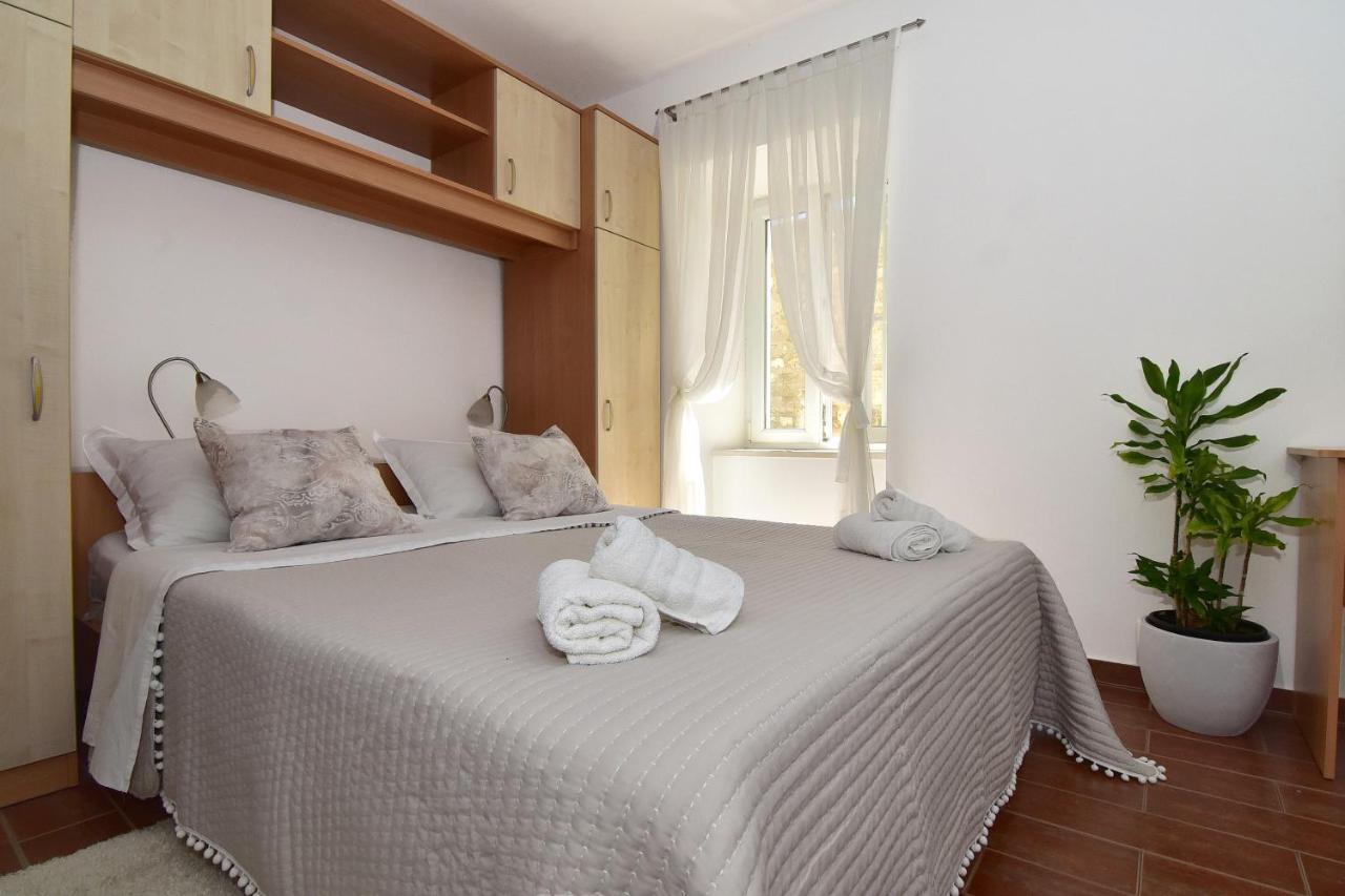 Old Town Studio Apartments Makarska Bagian luar foto